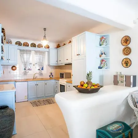 Сasa de vacaciones Mykonos Coastal Retreat - Giovanna's Beachfront Escape With Jacuzzi *